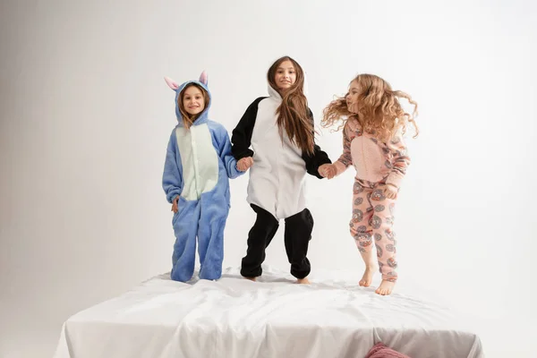 Los niños en pijamas suaves cálidos que tienen partido de colores brillantes jugando en casa — Foto de Stock