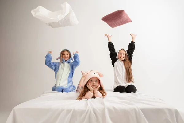 Kinderen in zachte warme pyjama hebben partij gekleurde helder spelen thuis — Stockfoto