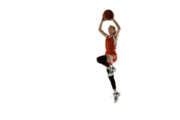 Молодая белая баскетболистка на белом фоне студии — стоковое фото