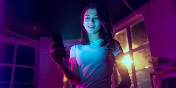 Filmisches Porträt einer hübschen jungen Frau im neonbeleuchteten Innenraum — Stockfoto