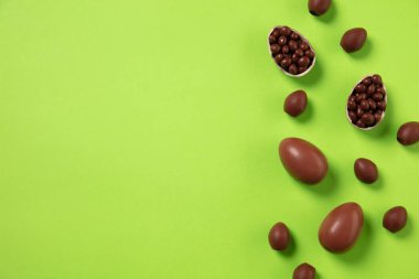 Yumurta avı yaklaşıyor. Paskalya gelenekleri, çikolata yumurtaları, üst manzara.