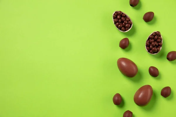 A caça aos ovos está a chegar. Tradições de Páscoa, ovos de chocolate, vista superior — Fotografia de Stock