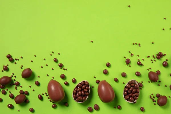 Se acerca la caza de huevos. Tradiciones de Pascua, huevos de chocolate, vista superior — Foto de Stock