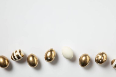 Yumurta avı yaklaşıyor. Paskalya gelenekleri, altın renkli yumurtalar, üst manzara.