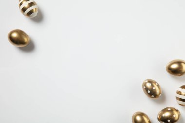 Yumurta avı yaklaşıyor. Paskalya gelenekleri, altın renkli yumurtalar, üst manzara.