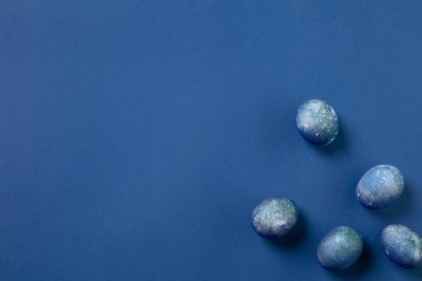 Yumurta avı yaklaşıyor. Paskalya gelenekleri, uzay, evren renkli yumurtalar, üst görünüm.