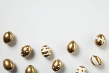 Yumurta avı yaklaşıyor. Paskalya gelenekleri, altın renkli yumurtalar, üst manzara.