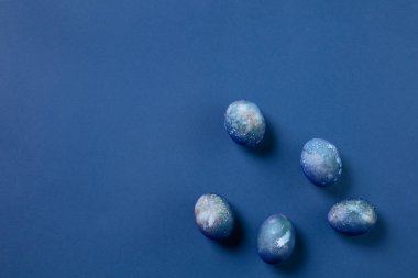 Yumurta avı yaklaşıyor. Paskalya gelenekleri, uzay, evren renkli yumurtalar, üst görünüm.