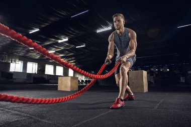 Spor salonunda egzersiz yapan sağlıklı genç bir erkek atlet.