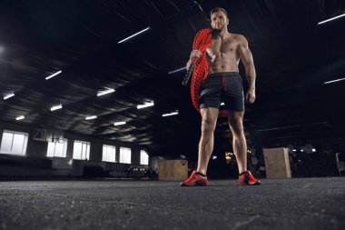 Spor salonunda egzersiz yapan sağlıklı genç bir erkek atlet.
