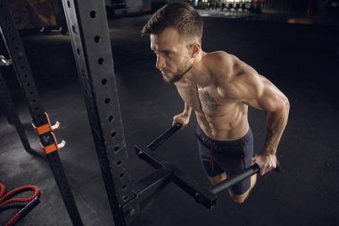 Spor salonunda egzersiz yapan sağlıklı genç bir erkek atlet.