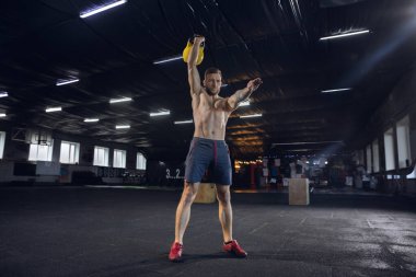 Spor salonunda egzersiz yapan sağlıklı genç bir erkek atlet.