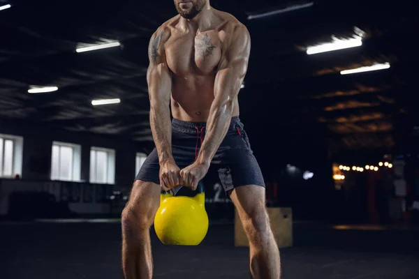 Jovem atleta masculino saudável fazendo exercícios no ginásio — Fotografia de Stock