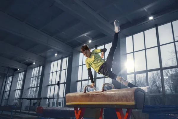 Pequeño entrenamiento de gimnasta masculino en gimnasio, flexible y activo — Foto de Stock