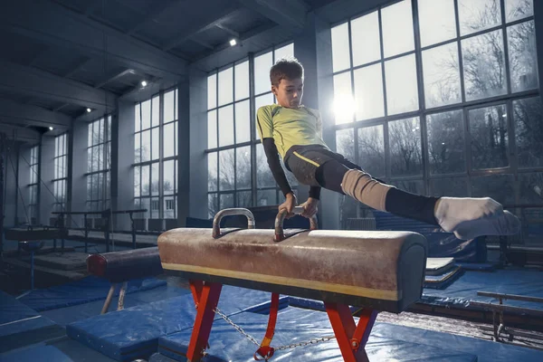 Pequeño entrenamiento de gimnasta masculino en gimnasio, flexible y activo —  Fotos de Stock