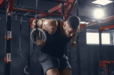 Erkek sporcu spor salonunda sıkı antrenman yapıyor. Fitness ve sağlıklı yaşam konsepti.