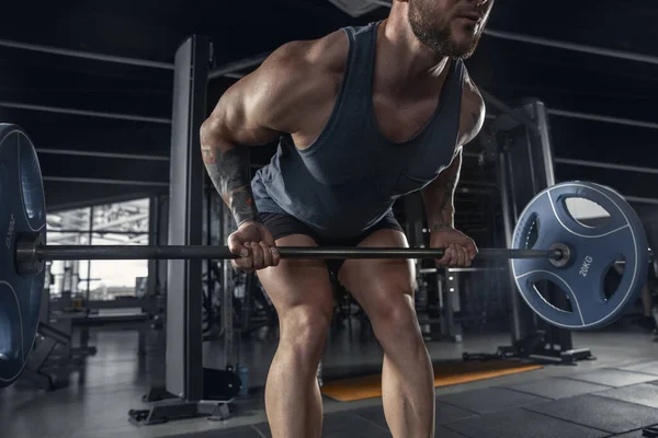 El atleta masculino entrena duro en el gimnasio. Fitness y concepto de vida saludable . — Foto de Stock