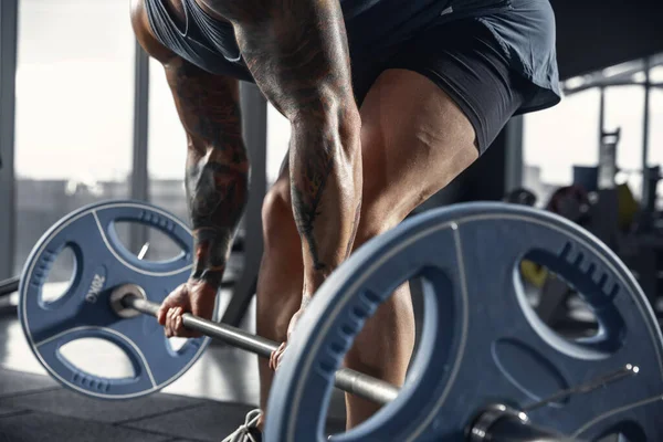 L'athlète masculin s'entraîne dur dans la salle de gym. Concept de forme physique et de vie saine . — Photo