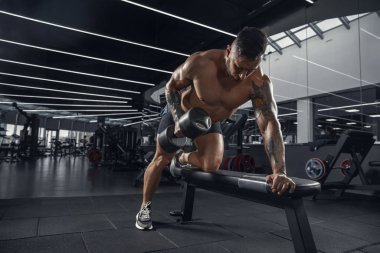Erkek sporcu spor salonunda sıkı antrenman yapıyor. Fitness ve sağlıklı yaşam konsepti.