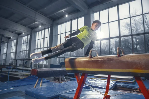 Pequeño entrenamiento de gimnasta masculino en gimnasio, flexible y activo —  Fotos de Stock