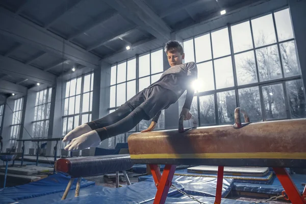 Маленька гімнастка в тренажерному залі, гнучка і активна — стокове фото