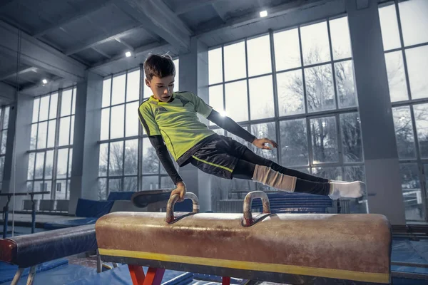 ジムでの小さな男性の体操のトレーニング,柔軟かつ積極的な — ストック写真