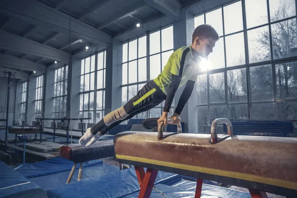 Pequeño entrenamiento de gimnasta masculino en gimnasio, flexible y activo —  Fotos de Stock