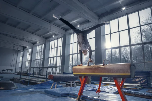 Pequeño entrenamiento de gimnasta masculino en gimnasio, flexible y activo —  Fotos de Stock