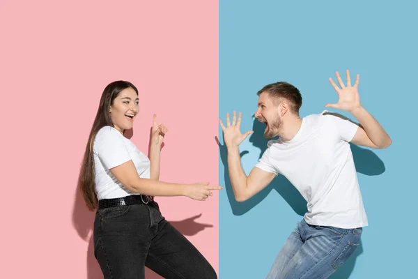Giovane uomo e donna emotivo su sfondo rosa e blu — Foto Stock