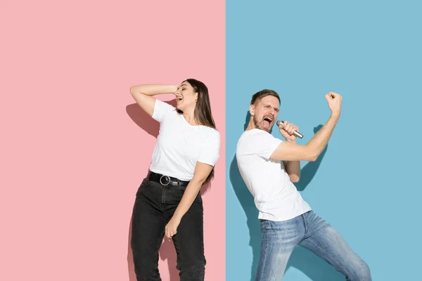 Νέος συναισθηματικός άντρας και γυναίκα σε ροζ και μπλε φόντο — Φωτογραφία Αρχείου