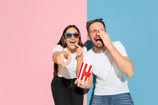 Giovane uomo e donna emotivo su sfondo rosa e blu — Foto Stock