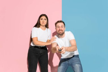 Pembe ve mavi arka plan genç duygusal adam ve kadın
