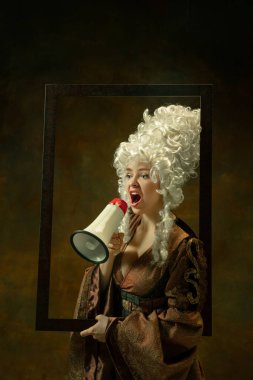 Eski moda kostümlü ortaçağ genç kadını.