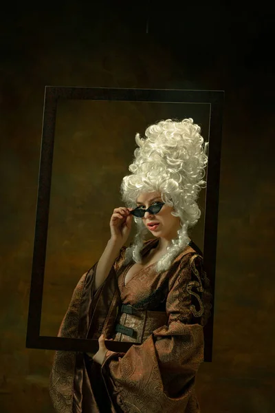 Middelalderlig ung kvinde i gammeldags kostume - Stock-foto