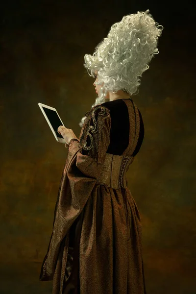 Giovane donna medievale in costume vecchio stile — Foto Stock