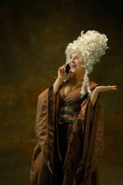 Eski moda kostümlü ortaçağ genç kadını.