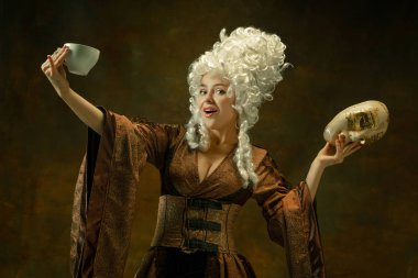 Eski moda kostümlü ortaçağ genç kadını.