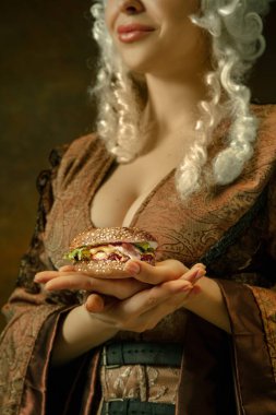 Eski moda kostümlü ortaçağ genç kadını.