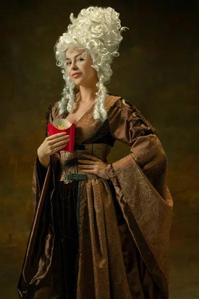 Middeleeuwse jonge vrouw in ouderwets kostuum — Stockfoto