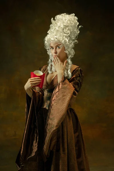 Średniowieczna młoda kobieta w staromodnym kostiumie — Zdjęcie stockowe