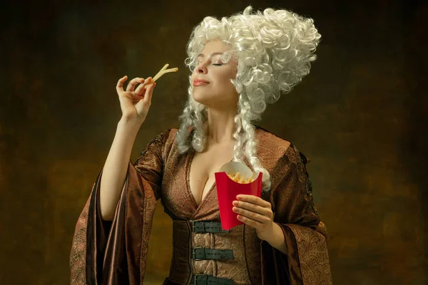 Medeltida ung kvinna i gammaldags kostym — Stockfoto