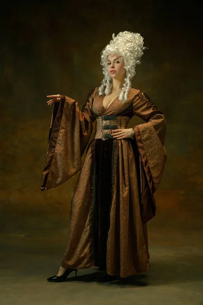 Средневековая молодая женщина в старомодном костюме — стоковое фото
