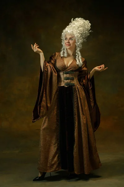 Μεσαιωνική νεαρή γυναίκα με παλιομοδίτικη στολή — Φωτογραφία Αρχείου