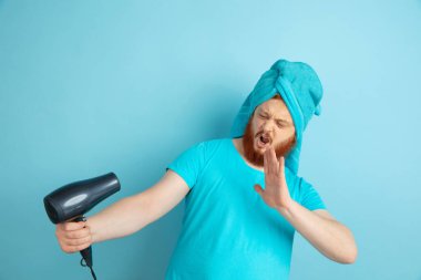 Beyaz bir adamın portresi güzellik gününde ve cilt bakımında.