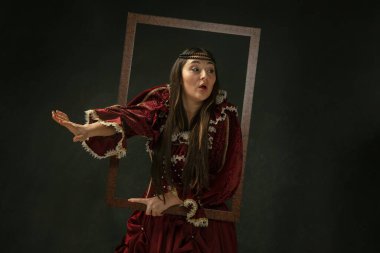 Eski moda kostümlü ortaçağ genç kadını.