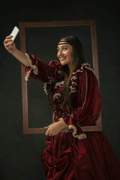 Середньовічна молода жінка в старомодному костюмі — стокове фото