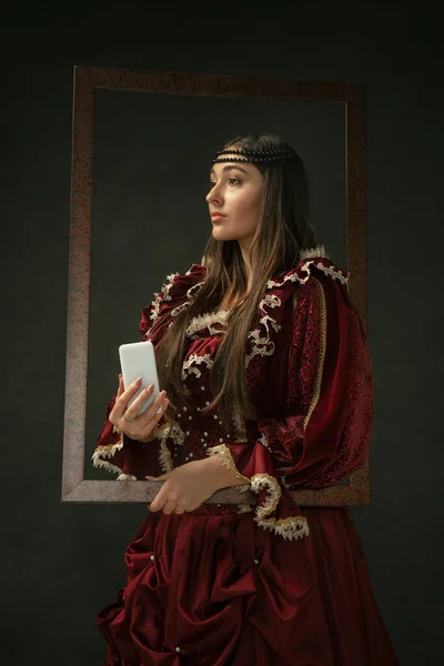 Medeltida ung kvinna i gammaldags kostym — Stockfoto