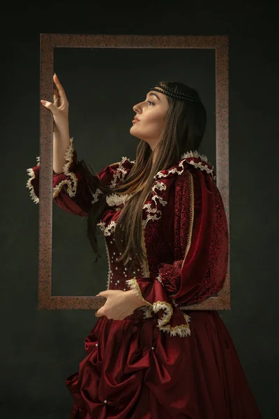 Jovem mulher medieval em traje antiquado — Fotografia de Stock