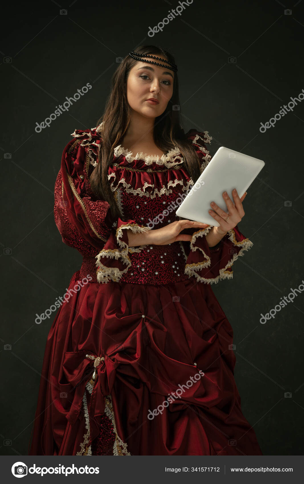 Jeune femme médiévale en costume à l'ancienne — Photo de stock par  ©vova130555@gmail.com - 341571712, image size:1067x1700