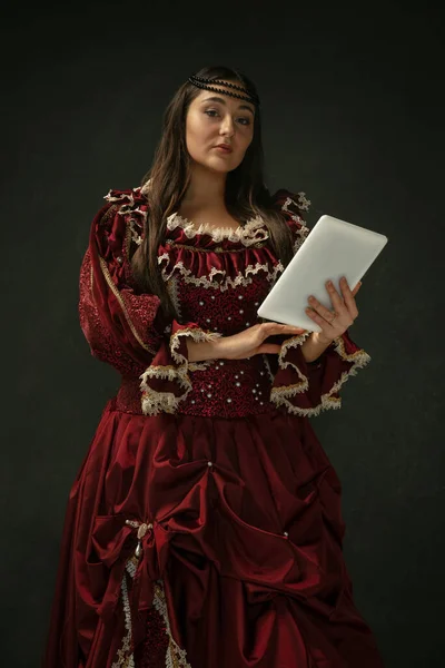 Medieval young woman in old-fashioned costume — 스톡 사진